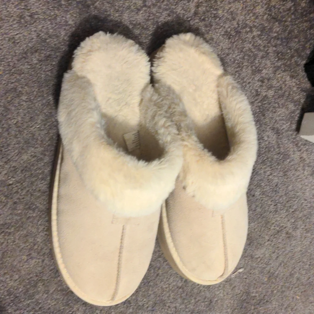 Slippers - Picture 1 of 3